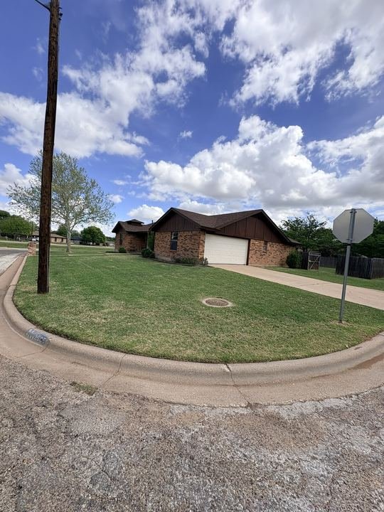 Corner Lot, biweekly mow lawn service in Abilene, TX