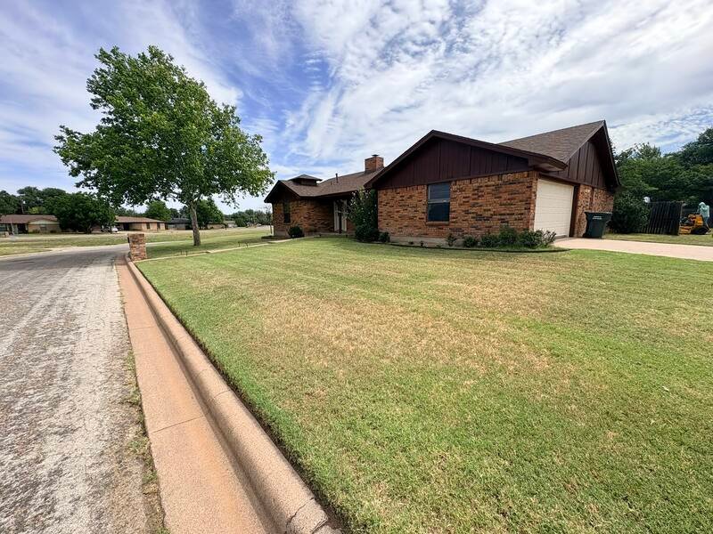 Front yard edge and mow service, Abilene, TX